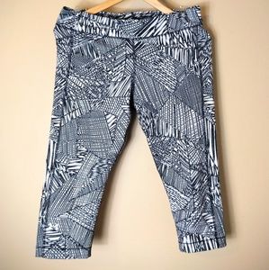 UNDER ARMOUR Sz 2 workout crop leggings BLK & WHT